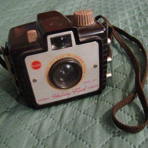 📷 Kodak Brownie Holiday Flash Camera